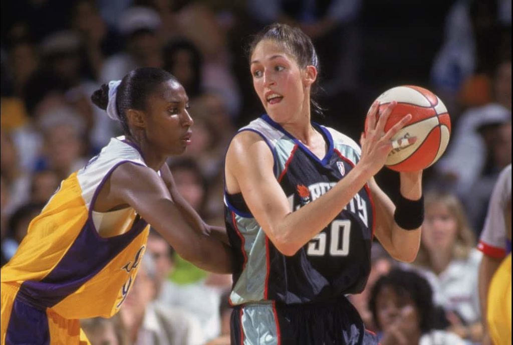 Lisa Leslie et Rebecca Lobbo s'affrontent en 1997