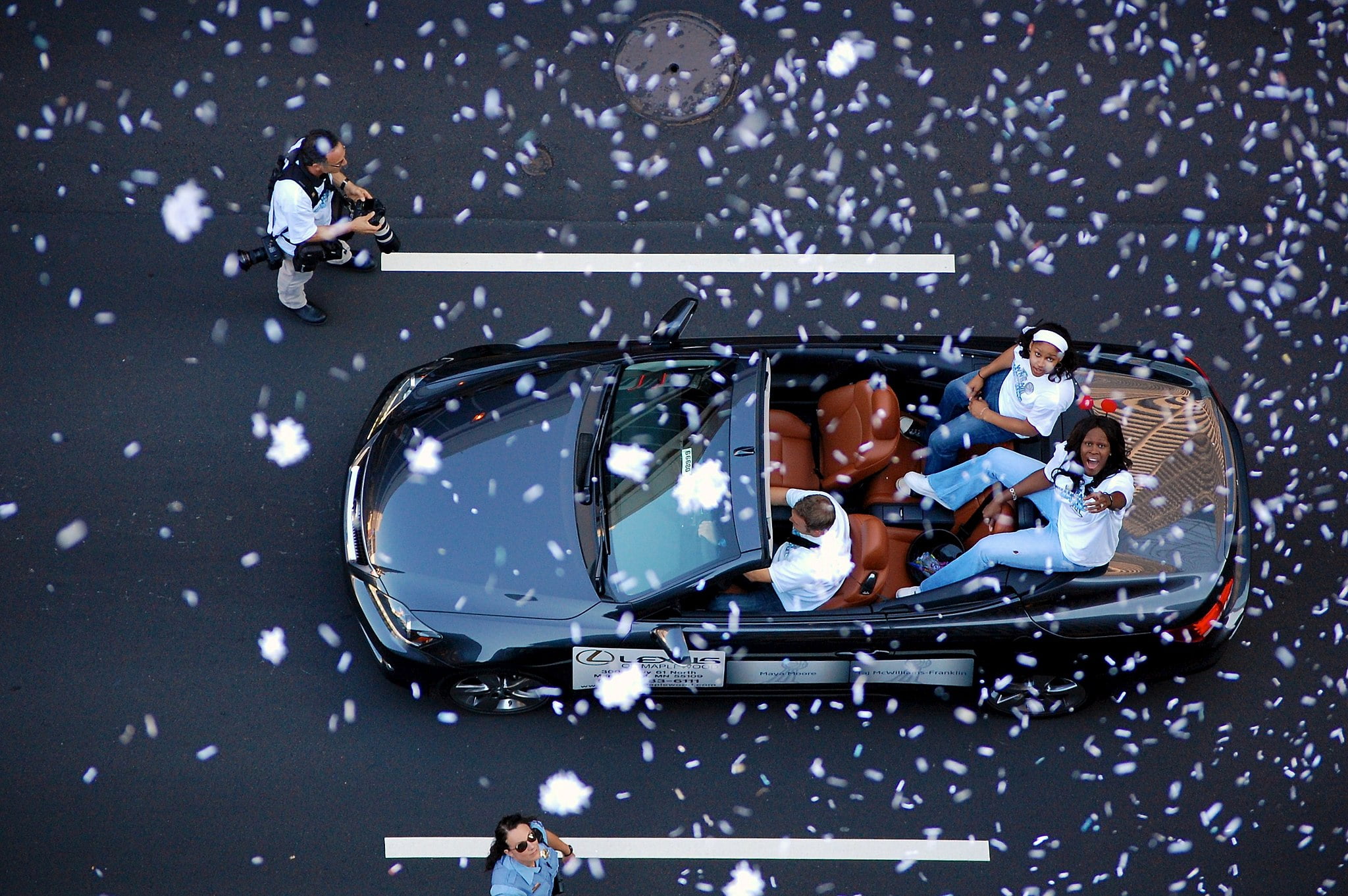 Maya Moore et Taj McWilliams-Franklin lors de la parade après le titre de 2011